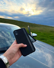 Lade das Bild in den Galerie-Viewer, FLG Alcantara & Carbon Hülle iPhone Case